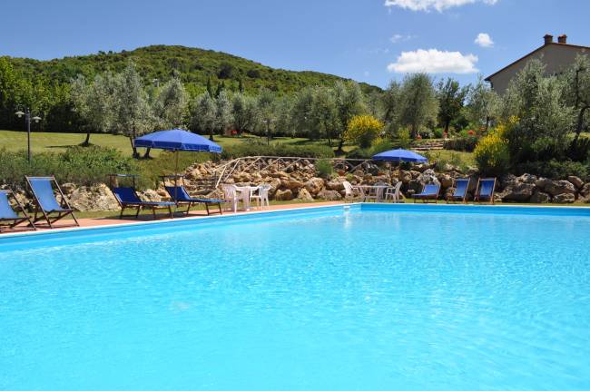 La piscine dans le parc qui entoure le Casale del Madonnino