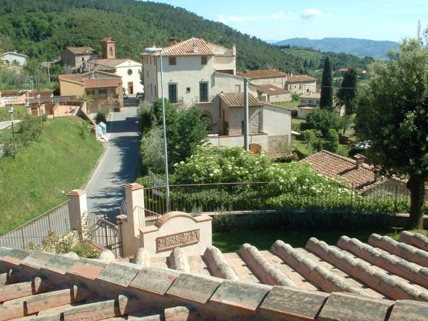 vista dalla terrazza su Iano e sullo sfondo Volterra