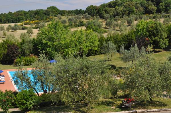 vista dalla terrazza sulla piscina e sul parco