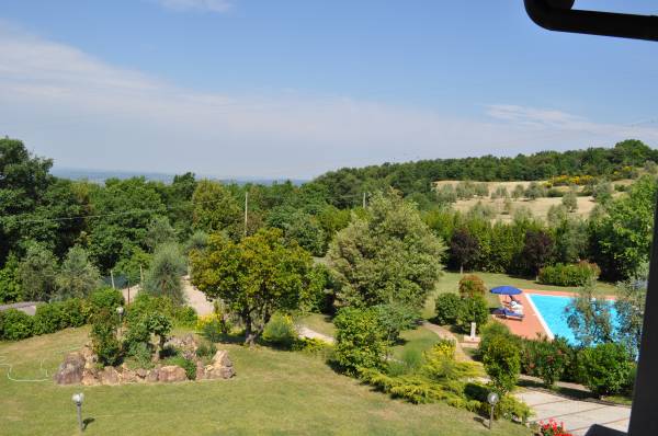 vista dalla terrazza sulla piscina e sul parco